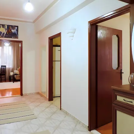 Apartment And Serene Flat With Balcony In